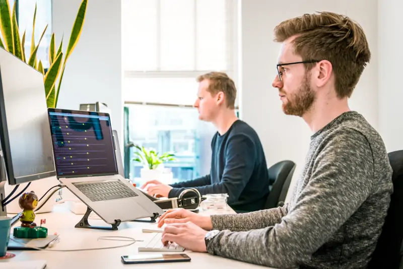 Equipe de tecnologia colaborando em um projeto